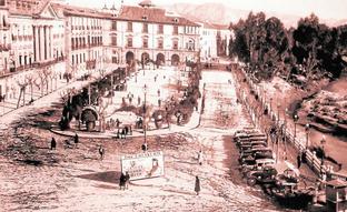 Sin verja. El cartel en primer plano que anuncia la película Juana de Arco, estrenada en 1948, ayuda a datar esta instantánea poco después. La verja fue eliminada en 1919./