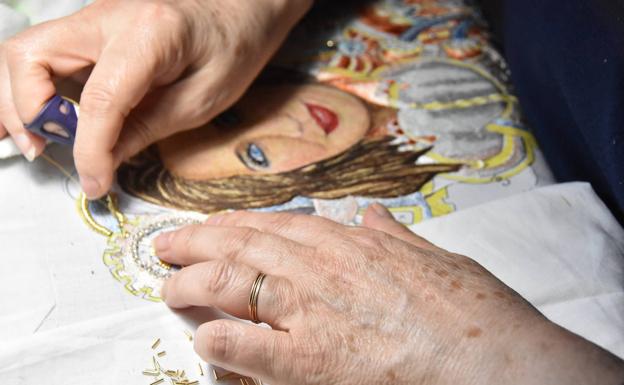 La Región avanza en el proceso que permitirá acreditar a los profesionales del bordado en Caravaca y Lorca