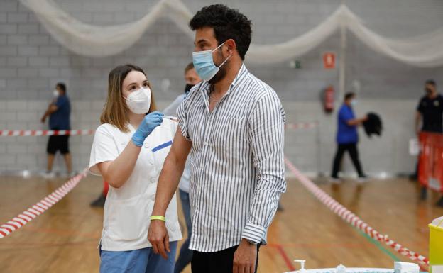 La campaña de vacunación bate récords en Murcia con 42.000 dosis administradas en dos días