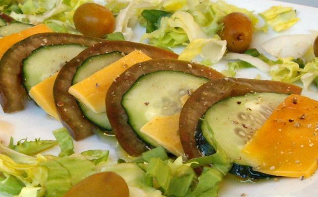 Ensalada ligera de tomate y queso chédar
