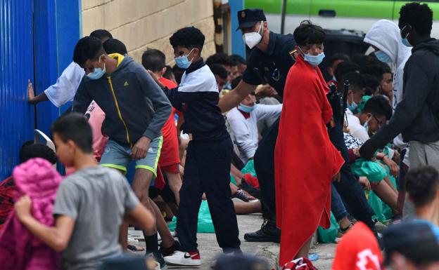 Paralizan el traslado de menores no acompañados a un centro de Cartagena