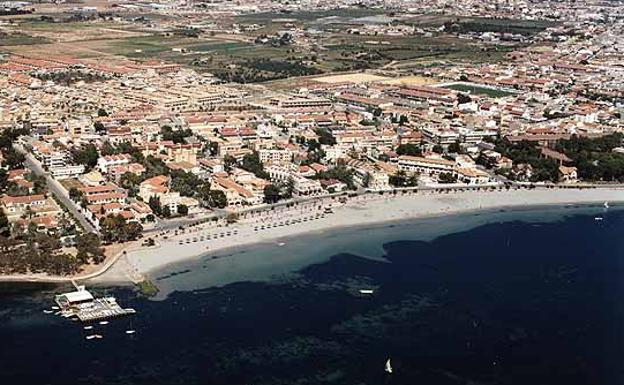 Trasladan al hospital a una niña de tres años que casi se ahoga en una playa en Santiago de la Ribera