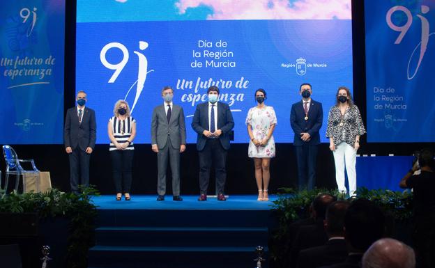 Medallas y lágrimas con permiso de la política en el acto del Día de la Región