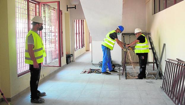 Las obras de mejora del centro de mayores y biblioteca de La Ñora estarán este verano