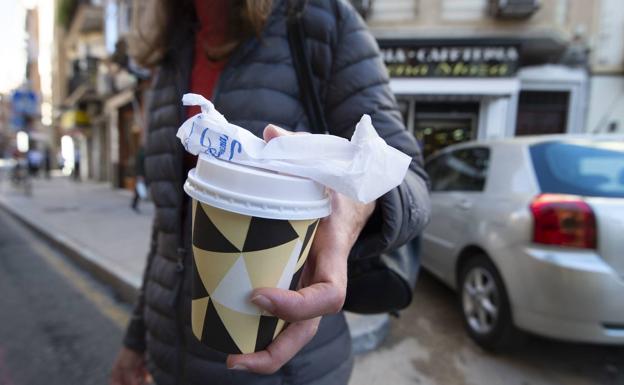 Cuidado con los utensilios desechables de papel, podrían ser nocivos para la salud