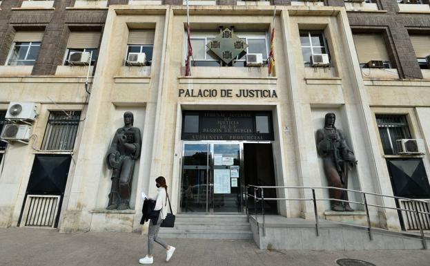 La Fiscalía pide 22 años de cárcel para la acusada de matar a una mujer en Murcia prendiéndole fuego