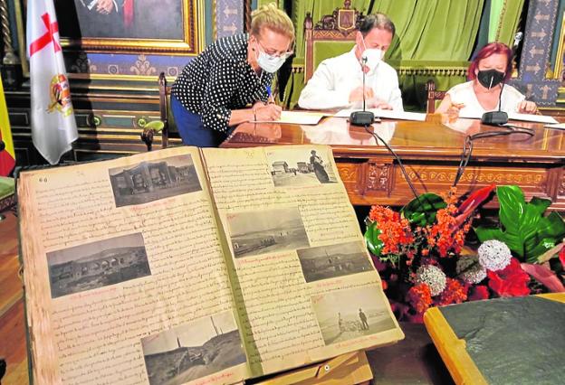 La familia Yúfera dona nueve volúmenes con la historia del Puerto de Mazarrón