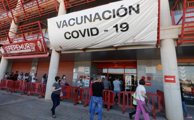 Más de 100 voluntarios de Cruz Roja ya han participado en el dispositivo de vacunación ubicado en el Enrique Roca