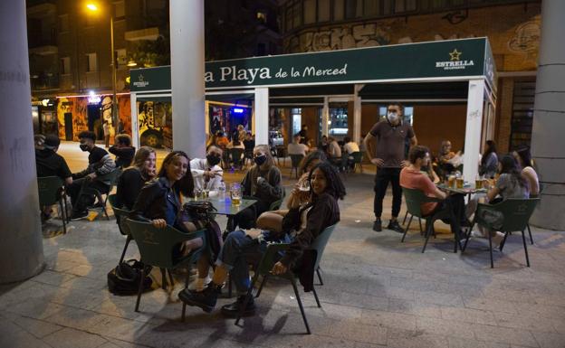 Salud amplía a diez el máximo en reuniones y retrasa el cierre de bares hasta las dos de la madrugada