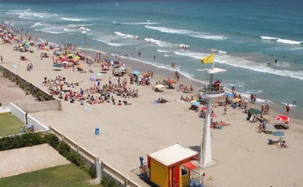 Prohíben el baño en parte de la playa de Entremares, en La Manga, por las corrientes de agua