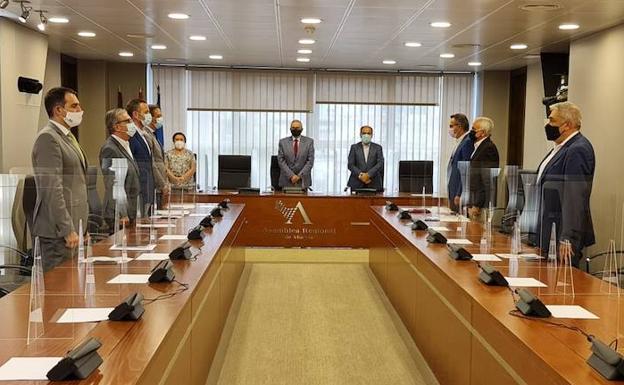 Nueva bronca en la Asamblea entre los partidos de gobierno y el PSOE por el nombre del aeropuerto