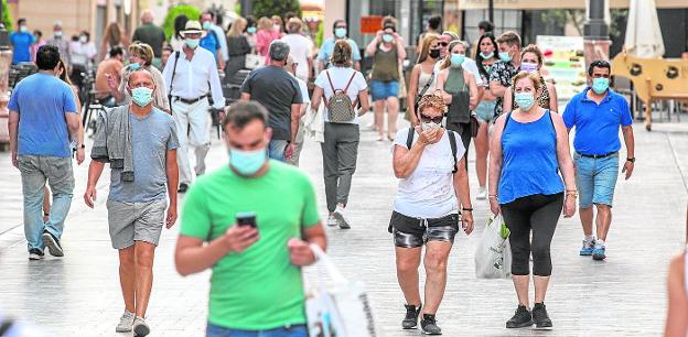 Sánchez promete el fin de las mascarillas «pronto», pero Darias pospone la decisión