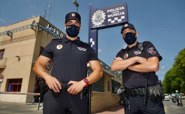 Los policías que salvaron la vida a un vecino de Murcia: «Es el acto más emocionante de nuestra vida»