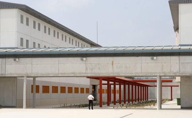 Un preso propina puñetazos y patadas a dos funcionarios de Campos del Río