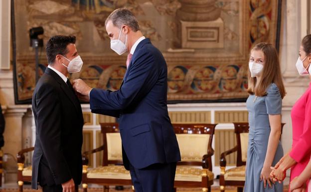 El Rey condecora al investigador murciano Esteban Orenes con la Orden del Mérito Civil