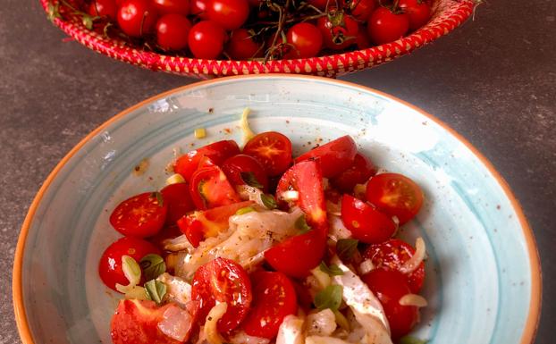 Ensalada de tomate y bacalao
