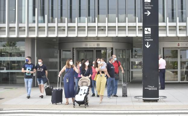 El aeropuerto de Corvera recibe el primer vuelo procedente de Barcelona