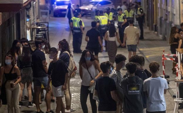Los expertos llaman a la prudencia y ponen el foco en los jóvenes tras el fin de las mascarillas