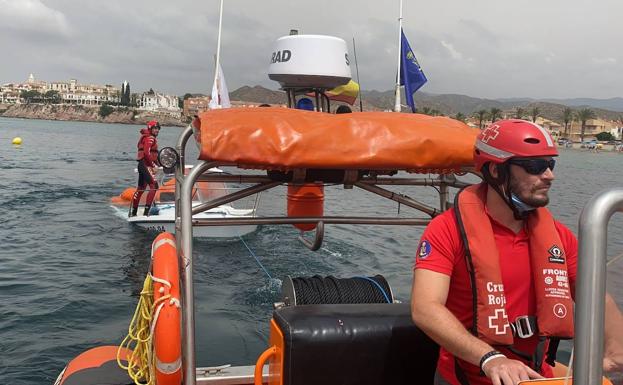 Una embarcación se hunde en las inmediaciones de la playa aguileña de Calabardina