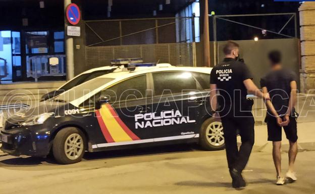 Detienen en La Ñora a un hombre por amenazar y agredir a su pareja