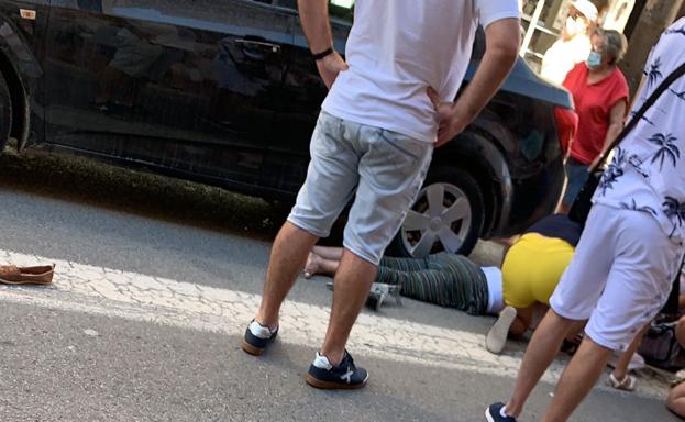 Rescatan a una mujer atrapada bajo la rueda de un turismo en Mazarrón