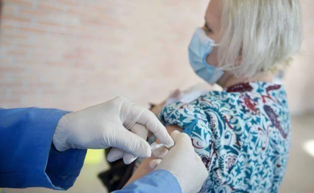 La razón por la que la segunda dosis de Pfizer provoca unos efectos secundarios más fuertes