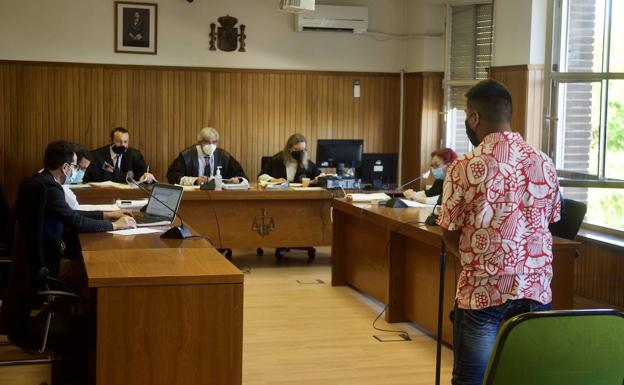 El acusado de asestar diez cuchilladas a un joven en Totana: «No quería matarlo, solo asustarlo»