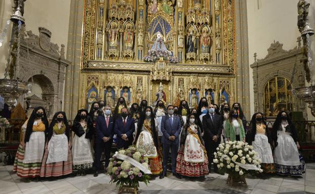 Las candidatas a Reina de la Huerta de Murcia realizan la tradicional ofrenda floral en la Catedral