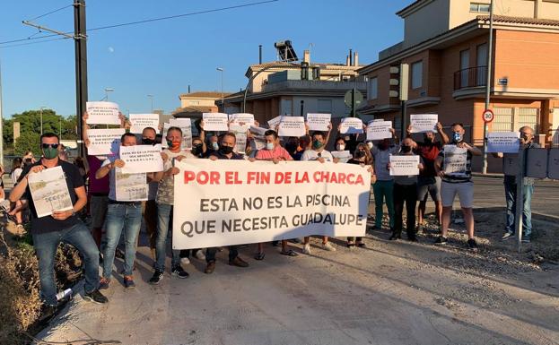 Vecinos de Guadalupe protestan para pedir una solución permanante a 'la charca de los mosquitos'