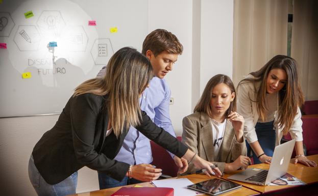 Titulados universitarios podrán acceder a las Becas Des-Márcate, concedidas por la FUERM, para cursar un MBA en ENAE Business School