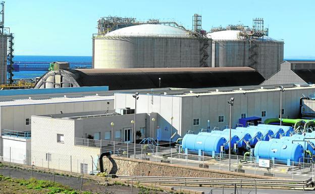 La CHS se compromete a agilizar los trámites para que haya más agua de la desaladora de Escombreras para regadío