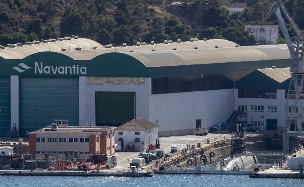 El submarino S-81 entra al dique seco del astillero de Cartagena para el montaje de nuevos equipos