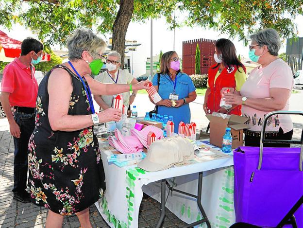 Reparto de agua y crema solar en Lorca