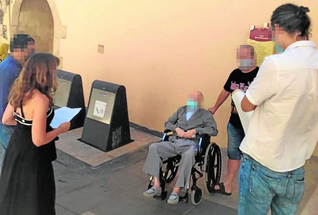 Declaraciones en la calle por la inaccesibilidad de los juzgados de Lorca