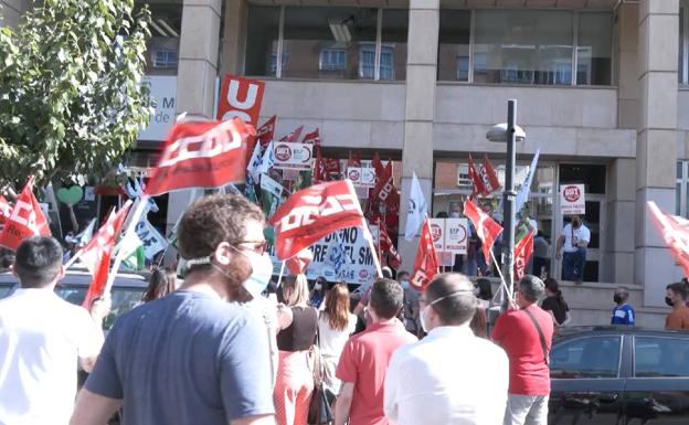 Los sindicatos protestan por la paralización de las bolsas del SMS a las puertas de la Consejería de Salud