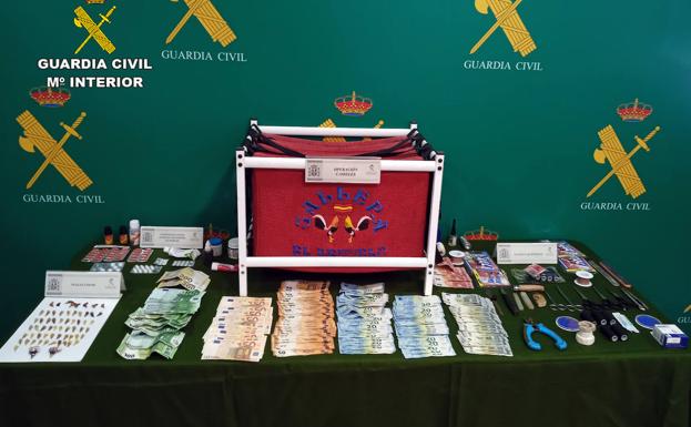 La Guardia Civil desmantela en una nave de Murcia un tentadero ilegal de peleas de gallos