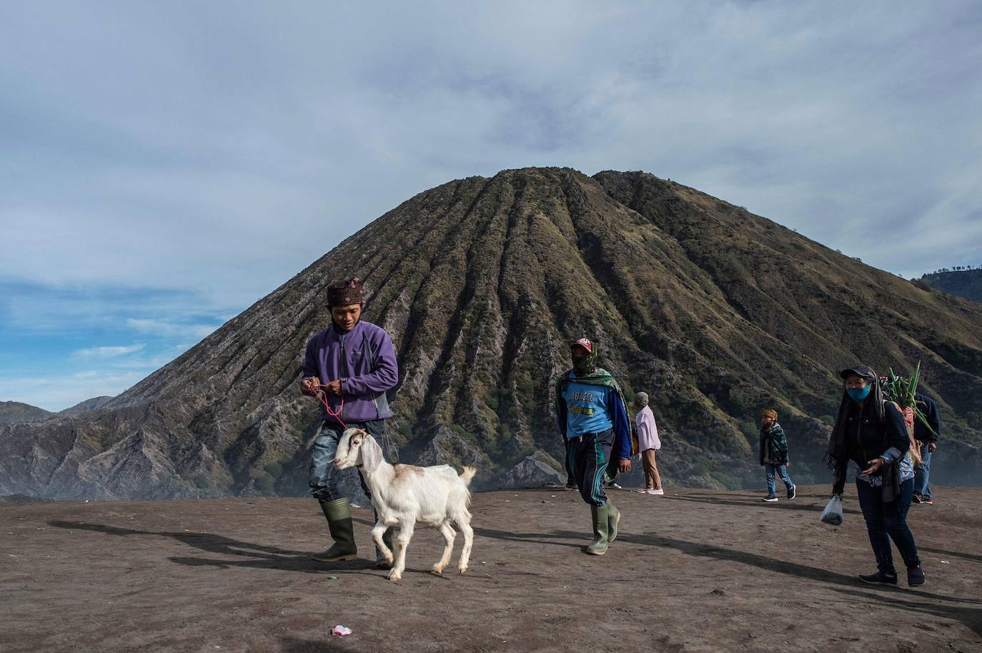 Ofrendas al cráter del volcán Bromo