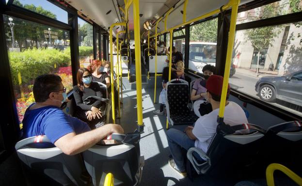 Autobuses, trenes y tranvía vuelven a funcionar sin límites de aforo en la Región de Murcia
