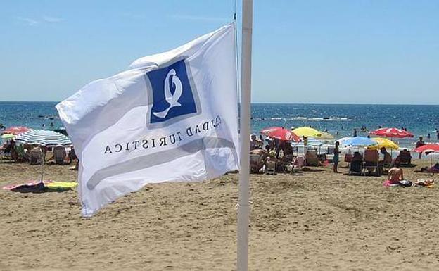 Las banderas 'Q de Calidad Turística' ondearán en 23 playas de la Región de Murcia