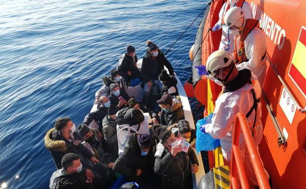 Salvamento Marítimo rescata a 14 personas que iban en una patera cerca de Cartagena