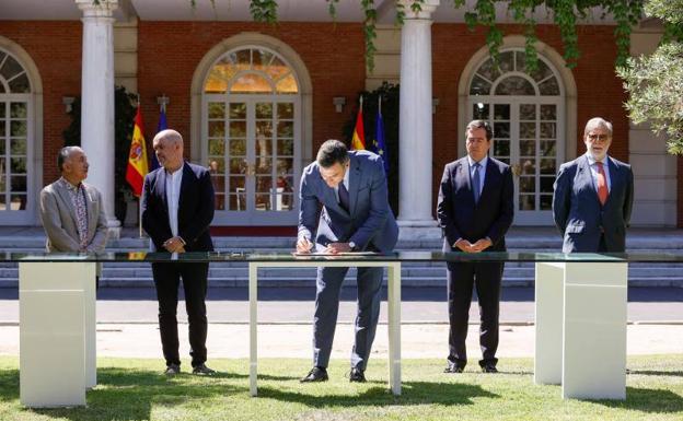 Escrivá plantea ahora recortar las pensiones futuras de los nacidos entre los años 50 y 70