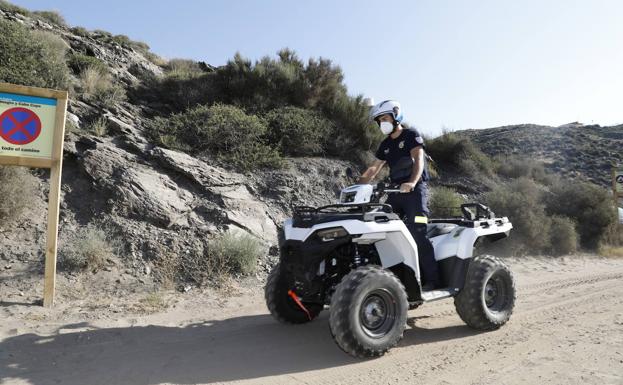 El Servicio de Emergencias se refuerza en Calnegre con un nuevo vehículo para acceder a las calas