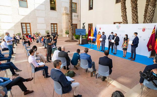 López Miras destaca el «compromiso» del tejido empresarial en la lucha contra la violencia de género