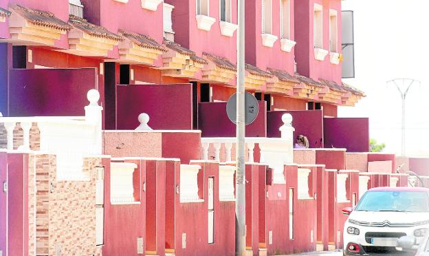 Varias familias okupan cinco casas en Islas Menores en la primera semana de verano