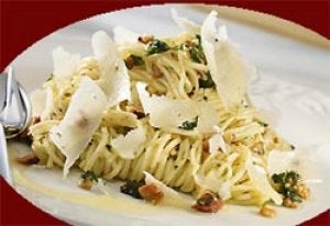 Espaguetis al pesto con frutos secos