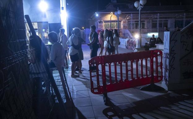 Cabo de Palos amanece tranquilo y sucio tras una noche de fiesta