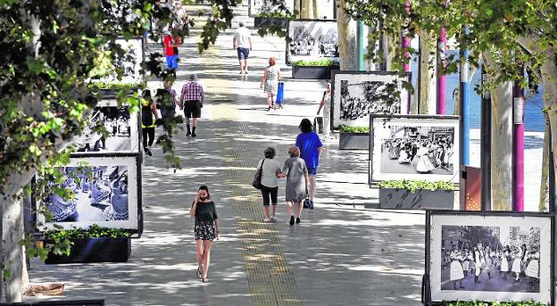 Medio siglo de folclore en la mirada de tres generaciones de Murcia