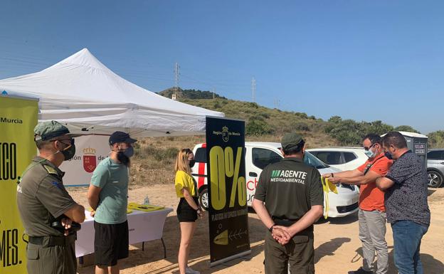 La CARM celebra el Día Mundial libre de bolsas de plástico presentando la campaña '0% plásticos' en Calblanque