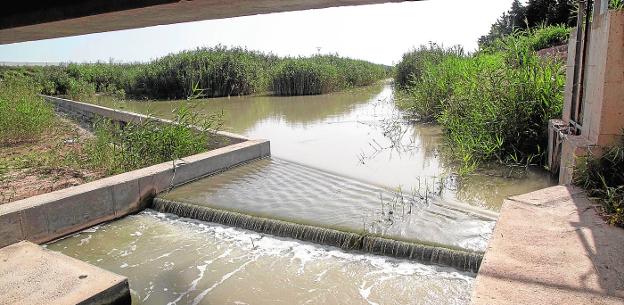 El alto nivel del acuífero causa descargas desde la rambla del Albujón a la laguna
