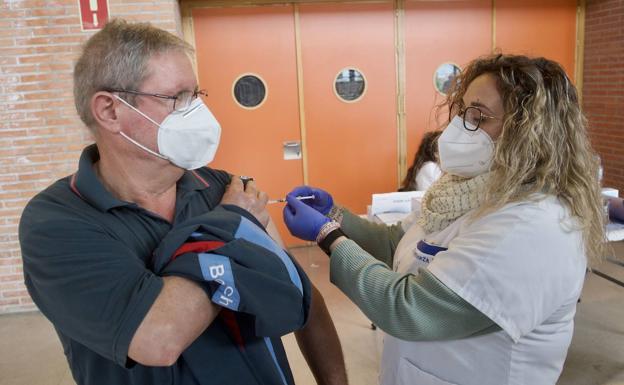 Salud adelantará la segunda dosis de AstraZeneca a la población de 60 a 69 años